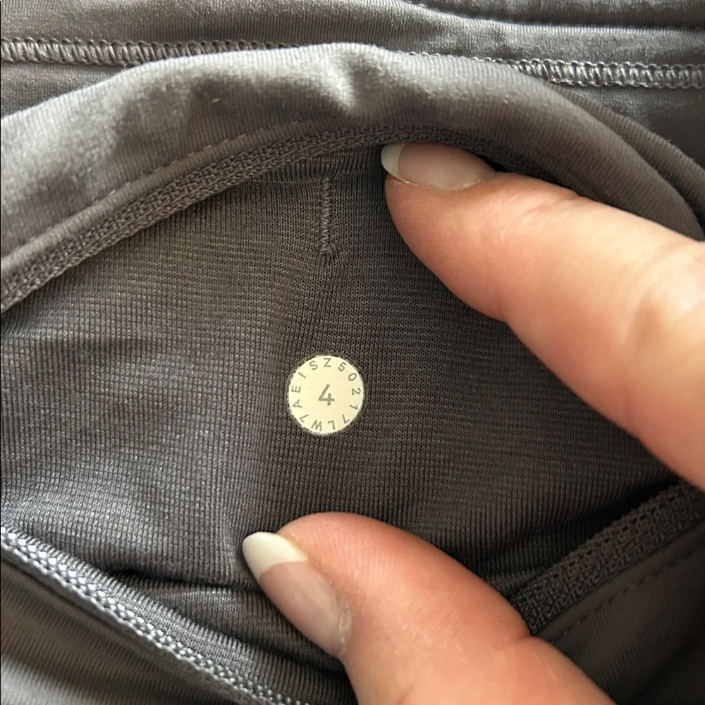 Lululemon Chase Me Short 2.5” Dark Carbon Size 4 Gray - Picture 5 of 7